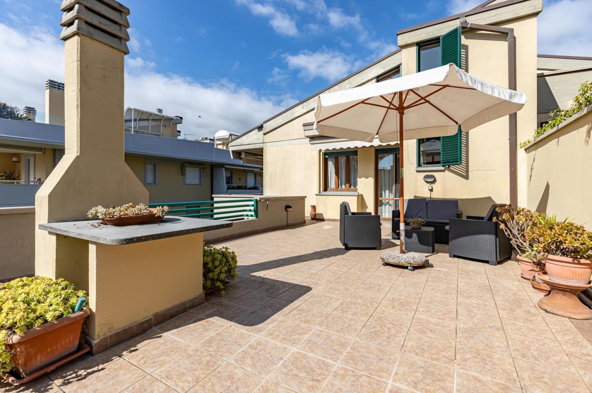 Two-Levels Apartment With Terrace And Parking Виареджо Экстерьер фото