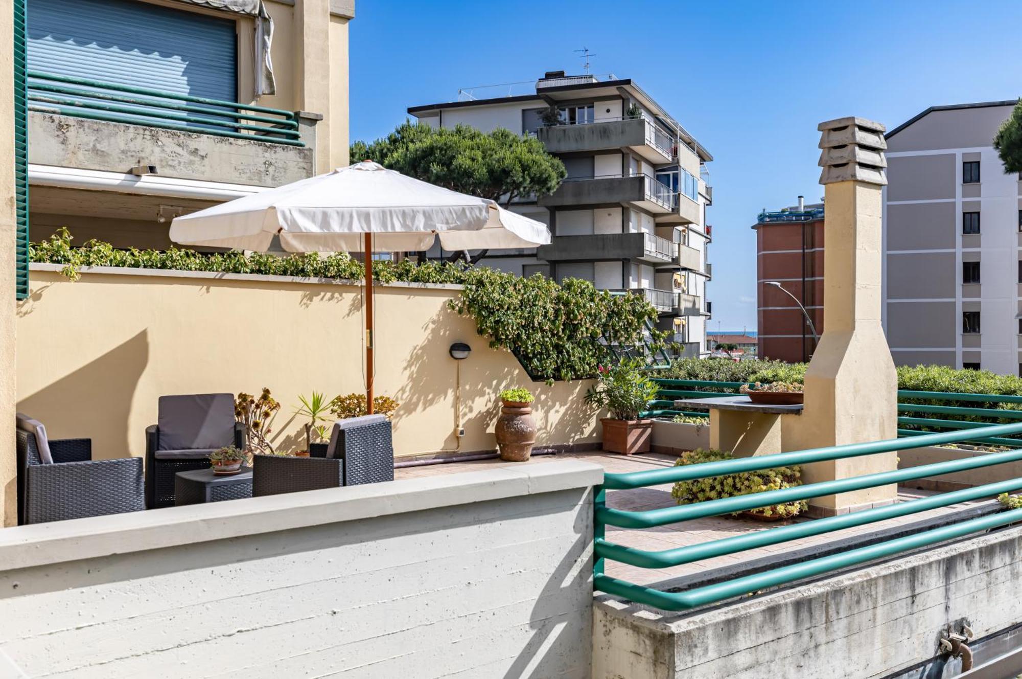 Two-Levels Apartment With Terrace And Parking Виареджо Экстерьер фото