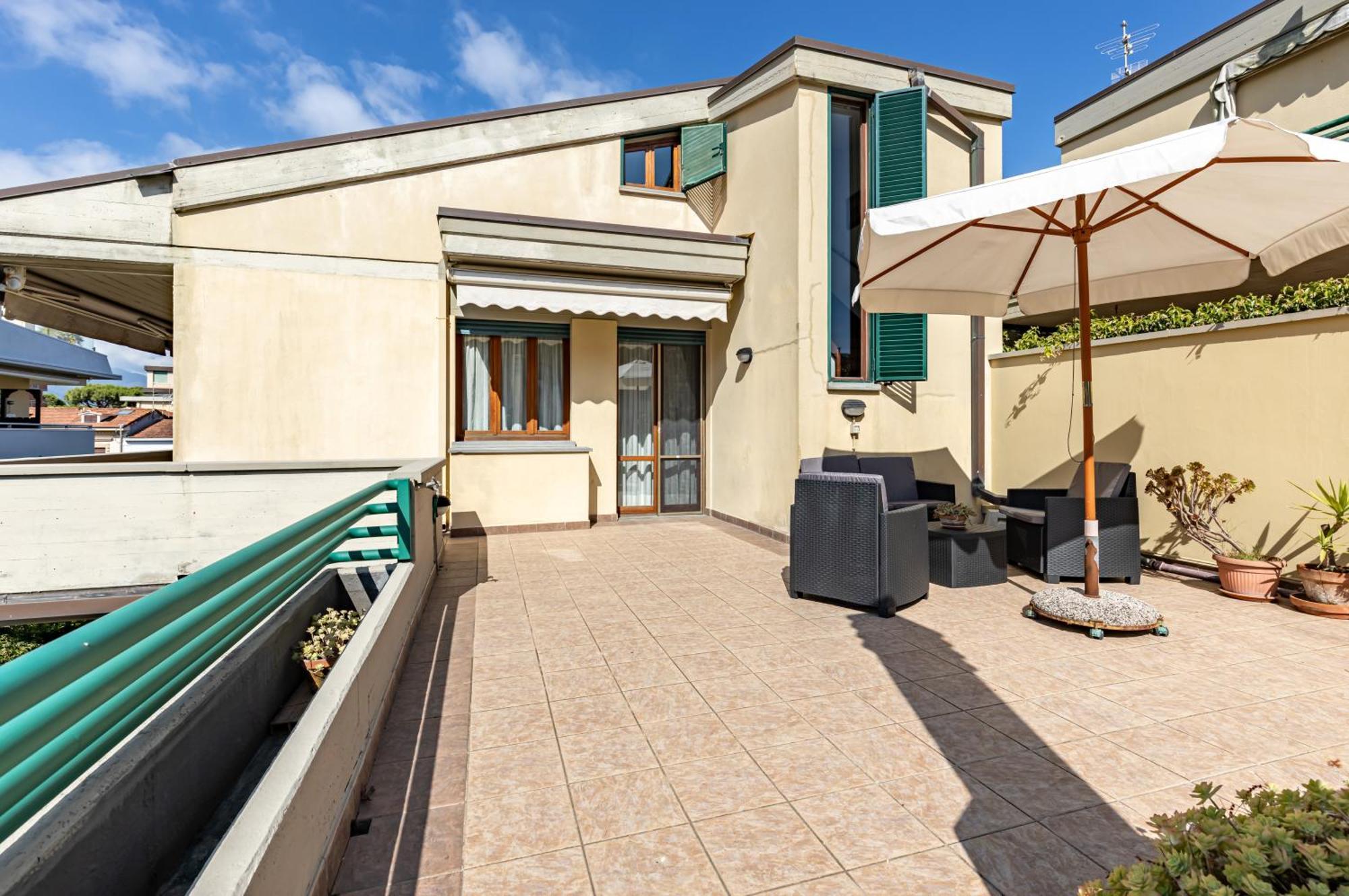 Two-Levels Apartment With Terrace And Parking Виареджо Экстерьер фото